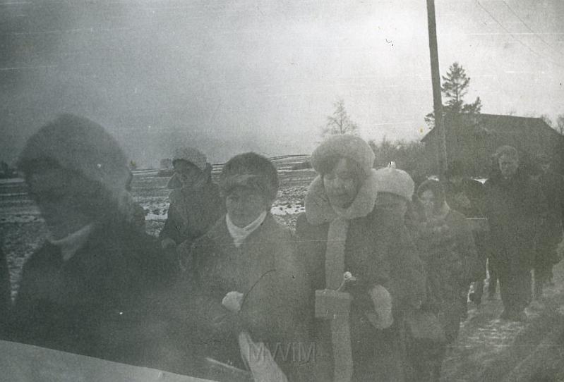 KKE 2400.jpg - Fot. Pogrzeb Aleksandry Kołakowskiej. Od lewej: Helena Kołakowska, Maria Kołakowska (z domu Bujko) – mama Janusza Kołakowskiego, Biskupiec, 1972 r.
